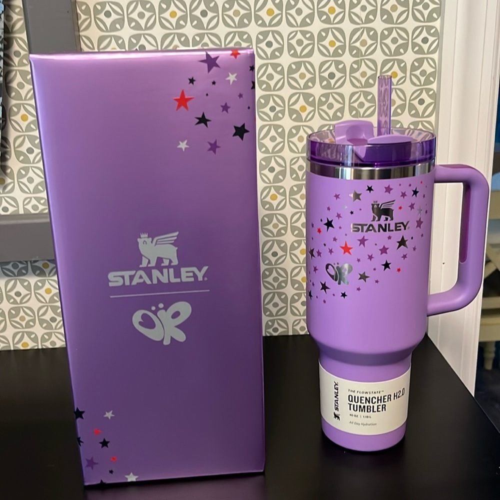 Stanley x Olivia Rodrigo Quencher H2.0
FlowStateTM Tumbler |40OZ NEW IN BOX NIB